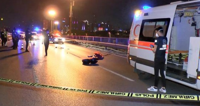 Bariyerlere çarpan motosiklet sürücüsü hayatını kaybetti