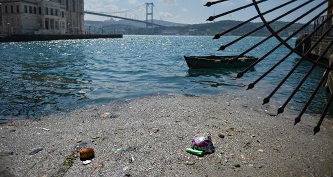 Beşiktaş Sahili'ni çöpler istila etti
