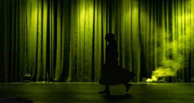 Süleyman Seba'da Kadın adlı dans performansı