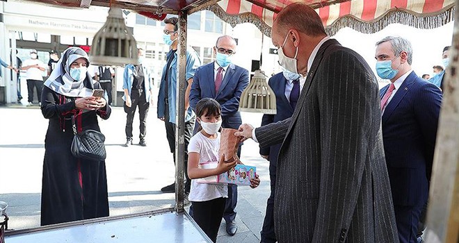 Cumhurbaşkanı Erdoğan Beşiktaş'taki bir esnaftan kestane alarak bir çocuğa ikram etti
