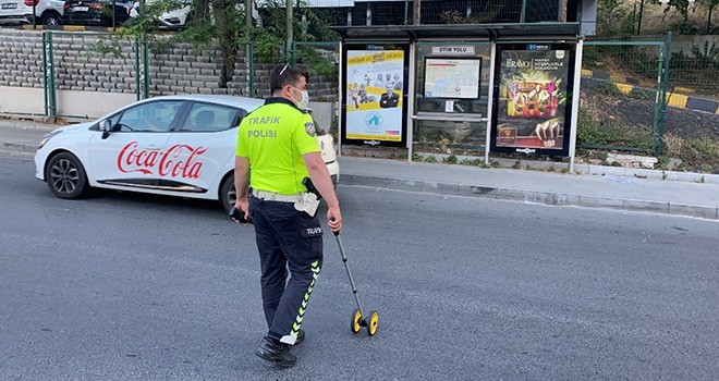 Motosikletli kaputa uçup yere savruldu