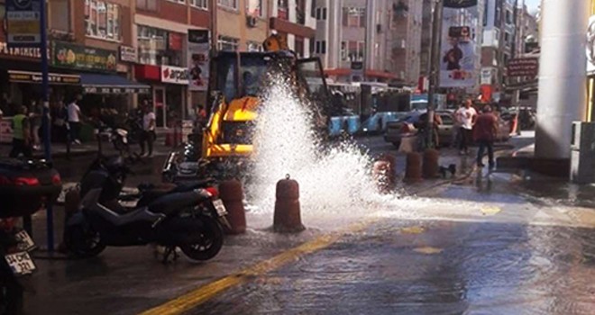 Volkan gibi patlayan su borusundan sular 4 metre yüksekliğe fışkırdı