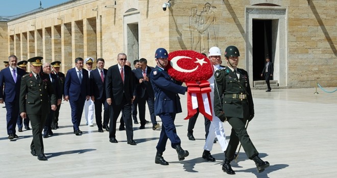 Cumhurbaşkanı Erdoğan, Yüksek Askerî Şûra üyeleriyle birlikte Anıtkabir'de Atatürk'ün huzuruna çıktı