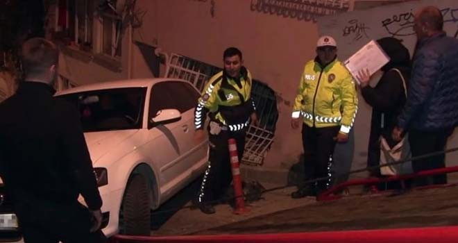 Beşiktaş'ta yokuş aşağı kayan otomobil evin salonuna daldı!
