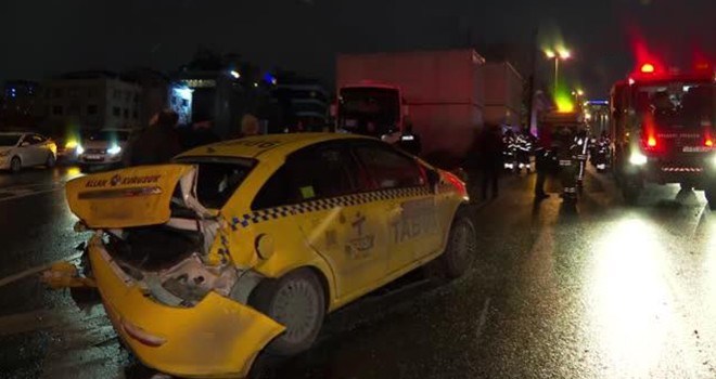 Lüks otomobil taksiye çarptı! 1 kişi ağır yaralı