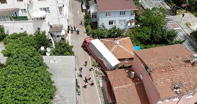 Freni boşalan kamyon gecekonduya daldı