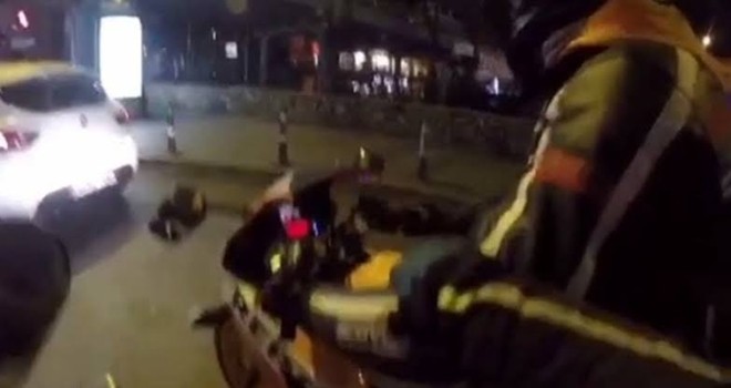 Yasak yerden dönen taksiye motosiklet sürücü öfkelendi