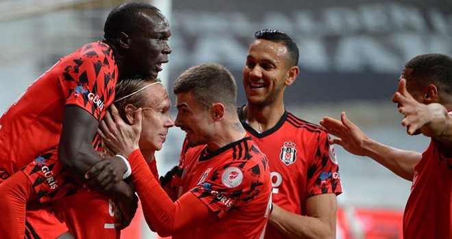 Siyah-beyazlı futbolcuların finale yükselme sevinci