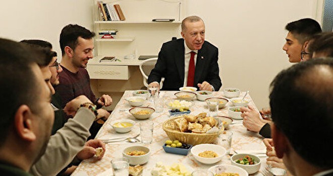 Cumhurbaşkanı Erdoğan, Beşiktaş'taki bir öğrenci evine misafir oldu
