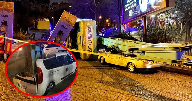 Beşiktaş'ta tırın taşıdığı vinç park halindeki araçların üzerine devrildi