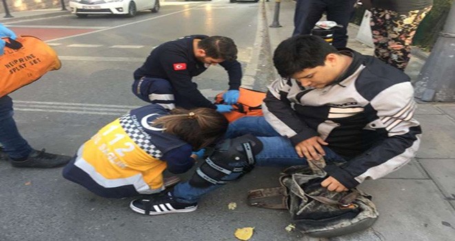 Virajı alamayan motosiklet sürücüsü otomobile çarptı