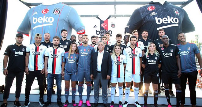 Beşiktaş'ın 2021-2022 sezonu formaları Boğaz’da teknede tanıtıldı