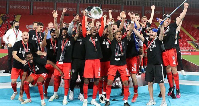 Beşiktaş'ta üçüncü kez çifte kupa