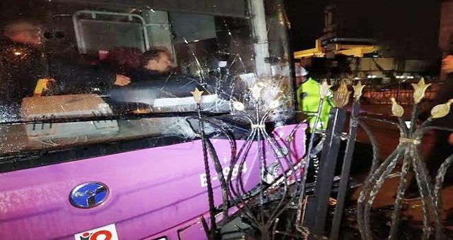 Halk otobüsü tramvay bariyerlerine çarptı