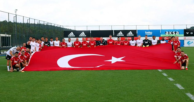 Beşiktaş'tan Türk Bayraklı kutlama