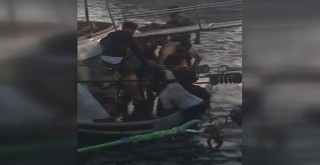 Bebek sahilinde yürüyen turistler denize düştü