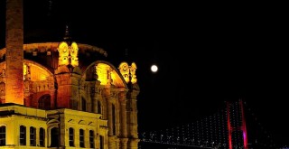 İstanbul Boğazı ve Ortaköy Camii ile dolunayın eşsiz manzarası