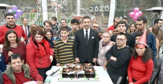 Engelli bireyler dans edip, halay çekerek yeni yılı karşıladı