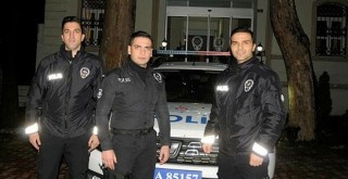 Motosiklet sürücüsüne kalkan olan polislere ödül