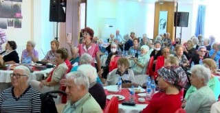 Aile ve Sosyal Hizmetler Bakanı Etiler Huzurevi'nde yaşlılarla buluştu!