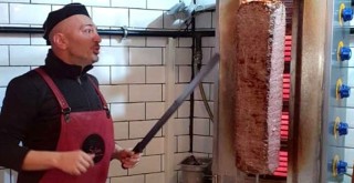 Ünlü komedyenden Etiler'de müşterilere döner servisi