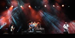 Pinhani, umut dolu şarkılarıyla KüçükÇiftlik Park’ta!