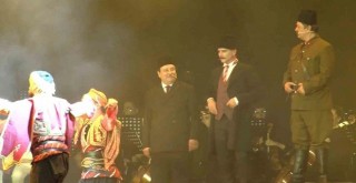 Cumhuriyete Doğru tiyatro oyunu Beşiktaş Tüpraş Stadyumu'nda sahnelendi!