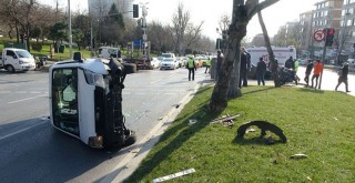 Kırmızı ışıkta geçen araç yana devrildi