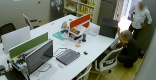 İş yerindeki kasayı çilingire açtırıp soydu