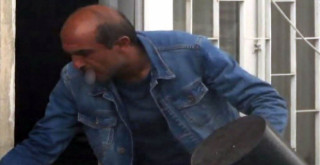 Yangına sigara ile müdahale şaşırttı!