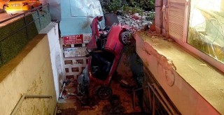 Kontrolden çıkan araç bankanın merdiven boşluğuna uçtu