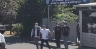 Uygulama yapan polisleri görünce tabancayı atıp kaçtılar