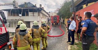 Bebek'te binanın çatısı ve otluk alan alev alev yandı
