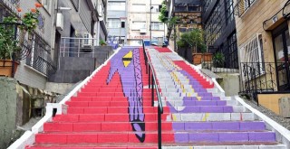 Beşiktaş'ta merdivenler renkleniyor