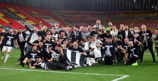 Beşiktaş İzmir'de şampiyonluğunu böyle kutladı