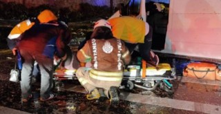 Kontrolden çıkan minibüs önce ağaca sonra direğe çarptı! Bir yaşlı kadın yaralandı