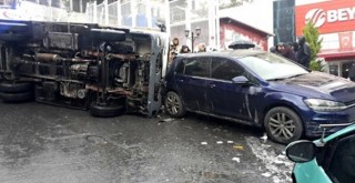 Otomobile çarpan kamyon devrildi