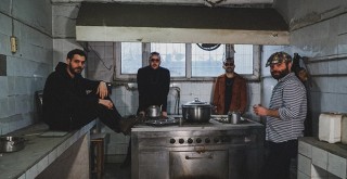 Öfkeli Kalabalık’tan yeni tekli “Neden Mutsuzsun Dünya”