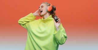 Yeni h.ear kulaklıklar ve akış uyumlu Walkman hayata renk katıyor