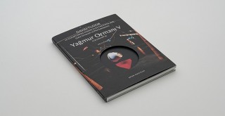 Arter Koleksiyonu'ndaki Yağmur Ormanı V (Varyasyon 3) isimli yapıta yakından bir bakış sunan kitap yayımlandı