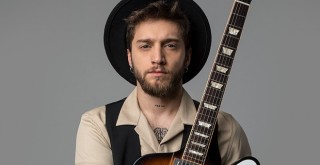 Ufuk Beydemir World Akustik konseri ile evlere konuk oluyor