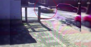 Otomobille motosikletin çarpışma anı kameralara yansıdı