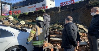 İstinat duvarı çöktü, 3 araç hasar gördü