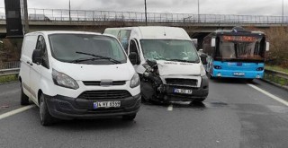 Duran minibüsü fark etmeyen sürücü önündeki minibüse çarptı