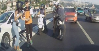 Motosiklet sürücüsü otomobildeki aileye saldırdı