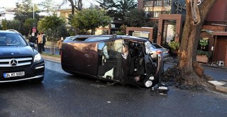 Tepecik yolu'nda ağaca çarpan otomobil devrildi