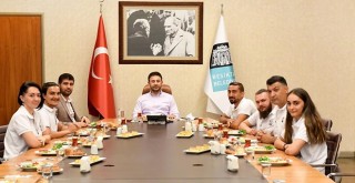 Başkan Akpolat Engelsiz Sanat Topluluğu sporcularıyla bir araya geldi