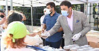 Başkan Akpolat, komşularına aşure ikram etti!