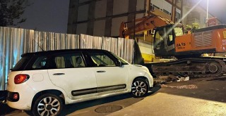 Park halindeki otomobilin üstüne iş makinesinin kolu düştü