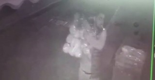 Ekmek hırsızları kameralara yakalandı